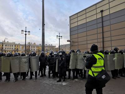 МВД и Росгвардия опровергли, что в Петербурге применяли газ и светошумовые гранаты