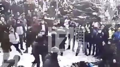 Опубликовано видео нападения на полицейских в центре Петербурга