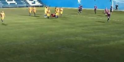 Подлый поступок из Испании. Футболист сбил с ног судью ударом сзади — видео