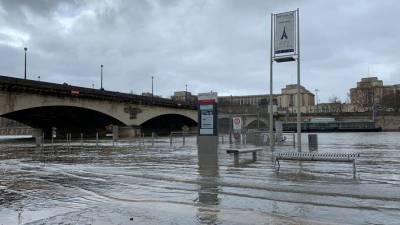 Сена вышла из берегов и затопила набережные в Париже (фото)