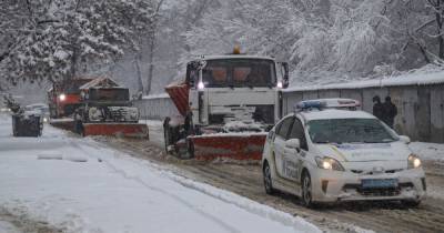 Снег, ветер и гололедица. В Украине объявлено штормовое предупреждение