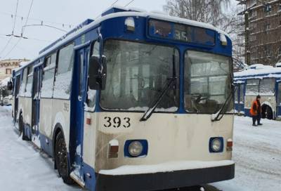 В Петрозаводск доставили 17 петербургских троллейбусов