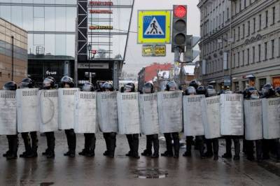 В Петербурге ищут участников митинга, применивших насилие против полиции