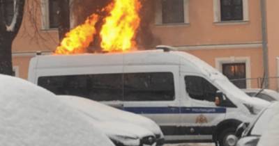 Во время протестов в Москве сгорел автомобиль Росгвардии (фото)