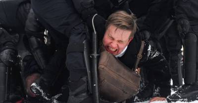 Люди на коленях, шокер и закрытый центр. Чем ответ российских властей на протесты напомнил Беларусь