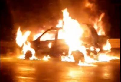 Видео: автомобиль вспыхнул на КАД во Всеволожском районе