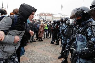 Протесты в России: людей били дубинками и электрошокерами, запугивали оружием и разгоняли газом (ФОТО)