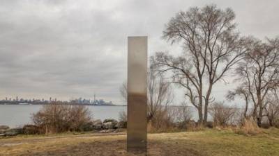 Фото дня: Таинственный металлический монолит обнаружили в Торонто (ФОТО)