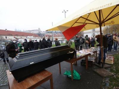 Протесты против коронавирусных ограничений: в Праге активисты принесли гроб под дом премьера