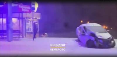 В Кемерове на перекрёстке столкнулись два автомобиля