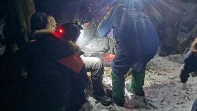Спасатели в Приморье сняли с горы раненую туристку