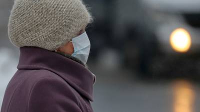 «Давать лицу дышать»: врач объяснил, как правильно носить защитные маски в мороз