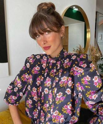 Самый красивый образ понедельника: шелковая блуза с черемухой Жюли Феррери