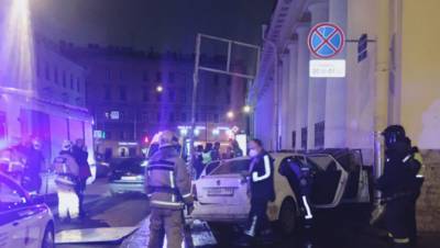 В центре Петербурга пьяный водитель каршеринга бросил машину с жертвой ДТП