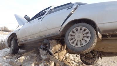 Жителя Башкирии зажало в салоне машины после наезда на столб