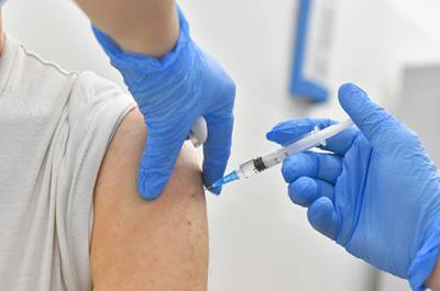 Китайские власти назвали группы населения, которым пока противопоказана вакцина от COVID-19