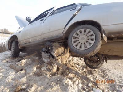 В Башкирии водитель налетел на столб и застрял в машине