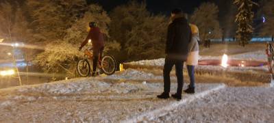 Горожане устроили снежные забавы на могиле Неизвестного солдата в Петрозаводске (ФОТО)