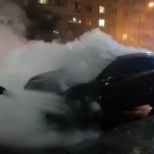 В Запорожье ночью сгорел автомобиль «Лексус». Фото