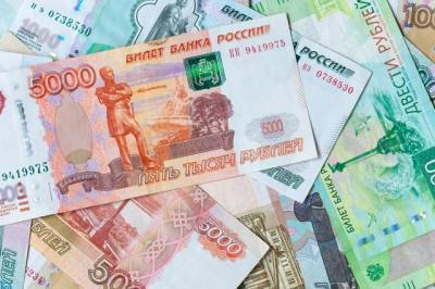Рубль показывает уверенный рост к доллару и евро