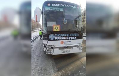 Автобус с детской хоккейной командой попал в ДТП в Челябинской области
