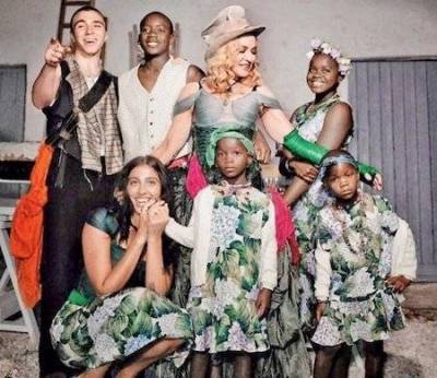 Мадонна встретила Новый год в одной из самых бедных стран мира: певица прилетела в Малави со своими детьми
