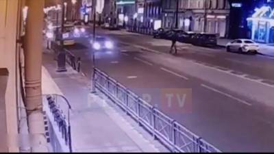 Пешеход решил перейти дорогу вне "зебры" на Московском проспекте и попал под колеса