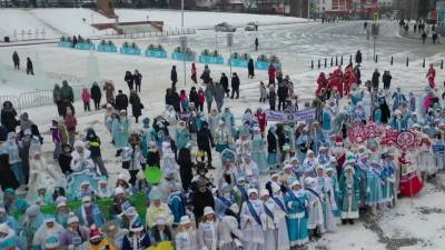 В Уфе прошел грандиозный парад Снегурочек