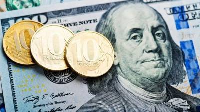 Российский рубль вырос по отношению к доллару и евро