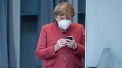 Пытаясь защитить ЕС, Меркель провалила вакцинацию от COVID-19 в Германии