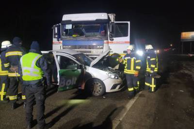 В Харькове грузовик снес легковушку: Водитель погиб