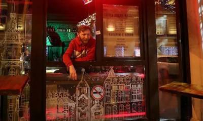 В Петербурге бары и рестораны возобновили работу после пятидневного перерыва в работе