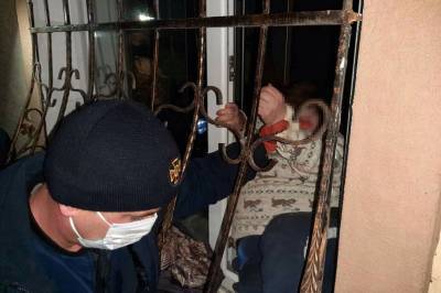 На Днепропетровщине женщина застряла в оконной решетке