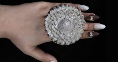 Драгоценный рекордсмен: в Индии создали кольцо с 12 тысячами бриллиантов