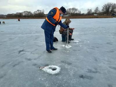 ГУ МЧС проверяет замерзшие водоёмы Смоленской области