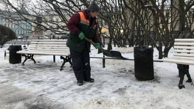 Дворник нашел пистолет-пулемет во время уборки подъезда в Москве