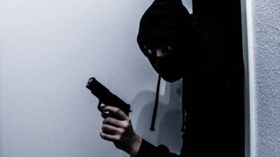 Вооруженный грабитель похитил несколько тысяч долларов из банка в Петербурге