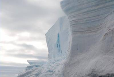 Рядом со станцией "Академик Вернадский" с ледника откололся огромный кусок льда