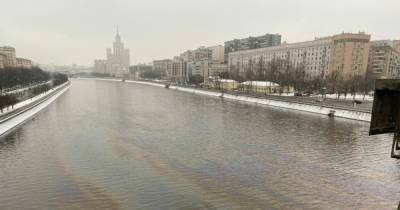 Следы загрязнения топливом заметили на Москве-реке
