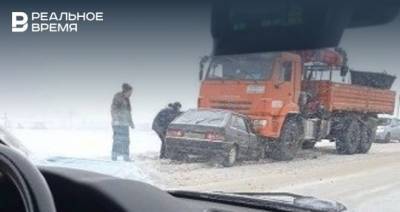В Татарстане легковушка «залетела» под КАМАЗ