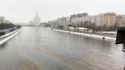 Следы загрязнения топливом обнаружили на Москве-реке