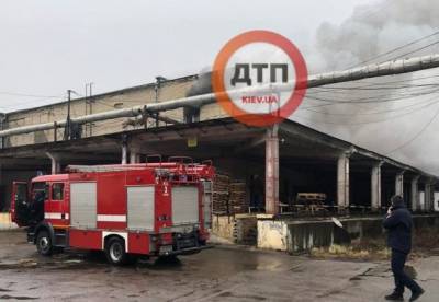 В Киеве вспыхнул мощный пожар на заводе (фото)
