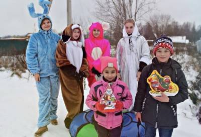 Время чудес: Волонтеры Волховского района поздравили детей с Новым годом
