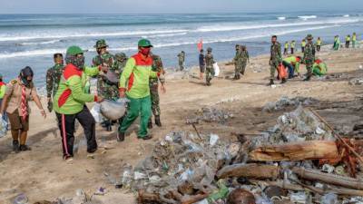 Самый популярный пляж на Бали очистили от тонн пластика