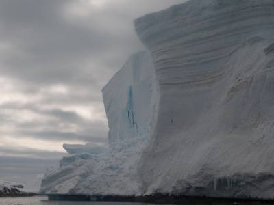 Недалеко от украинской станции в Антарктиде от ледника откололся кусок высотой 20 метров - gordonua.com - Антарктида - станция Академик Вернадский