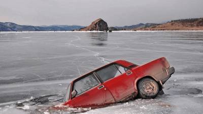 В Башкирии две машины провалились под лёд