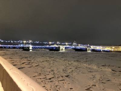Любителей погулять по льду заметили около Дворцового моста в Петербурге