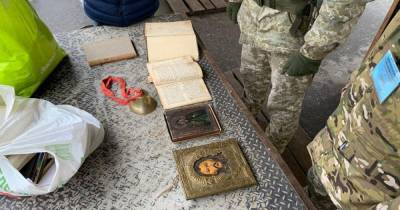 Украинец пытался провезти на оккупированный Донбасс иконы и книги 19 века