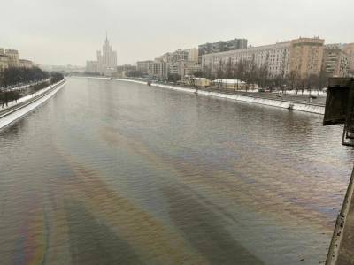 С поверхности Москвы-реки в центре столицы устранили масляное пятно