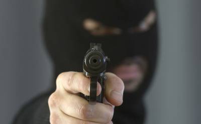 В Петербурге неизвестный в маске и с пистолетом ограбил отделение Сбербанка